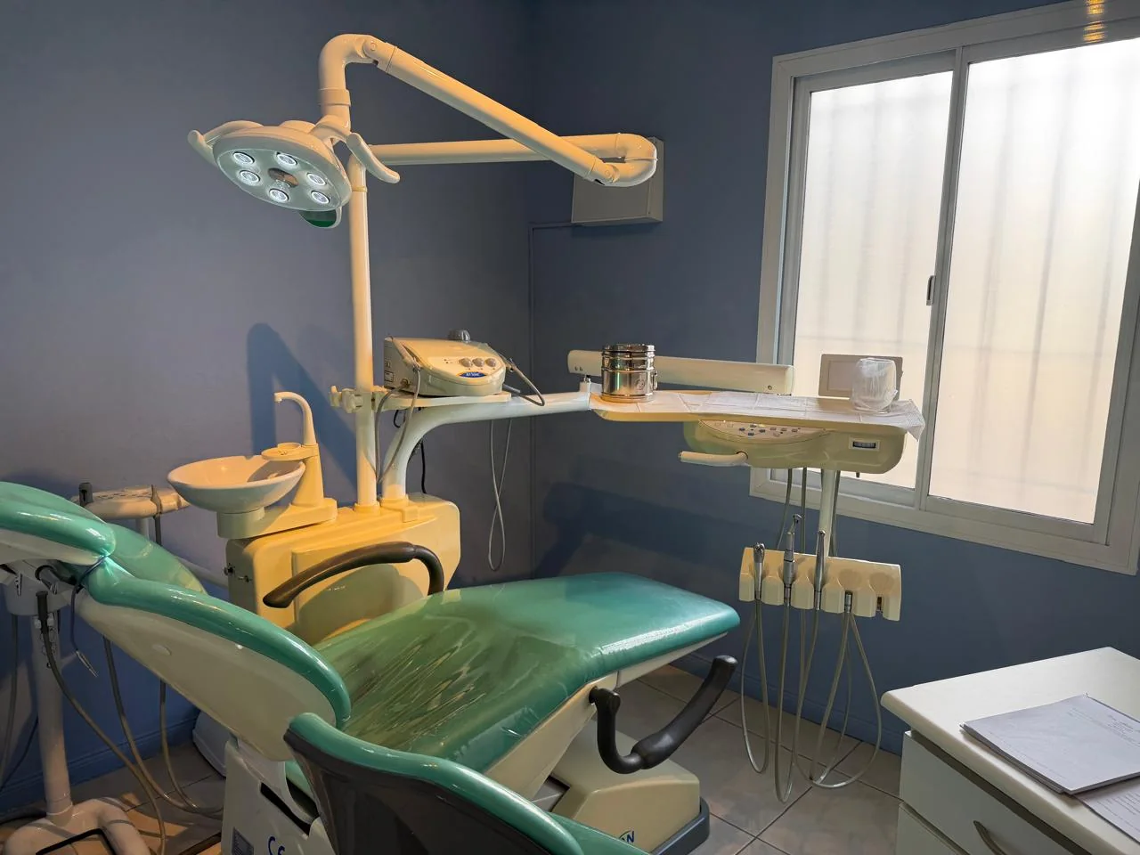Sillón y equipamiento odontológico del consultorio