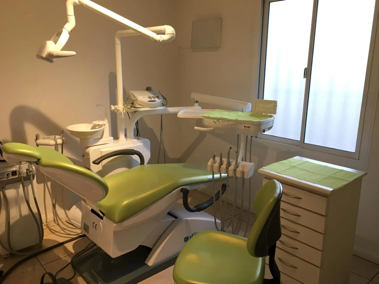 Consultorio odontológico con sillón y luz natural
