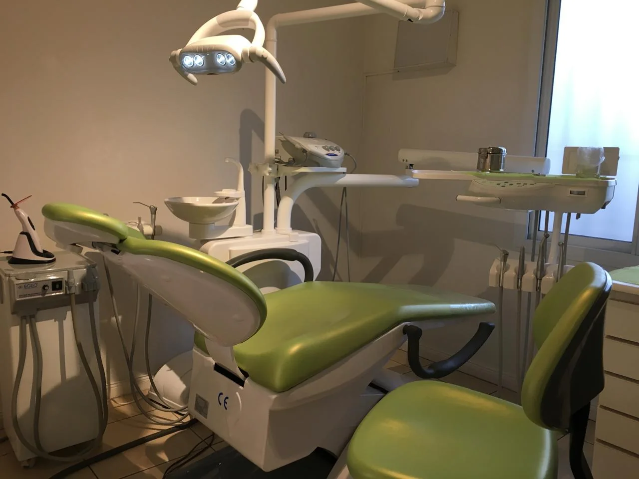 Sillón odontológico y equipamiento del consultorio