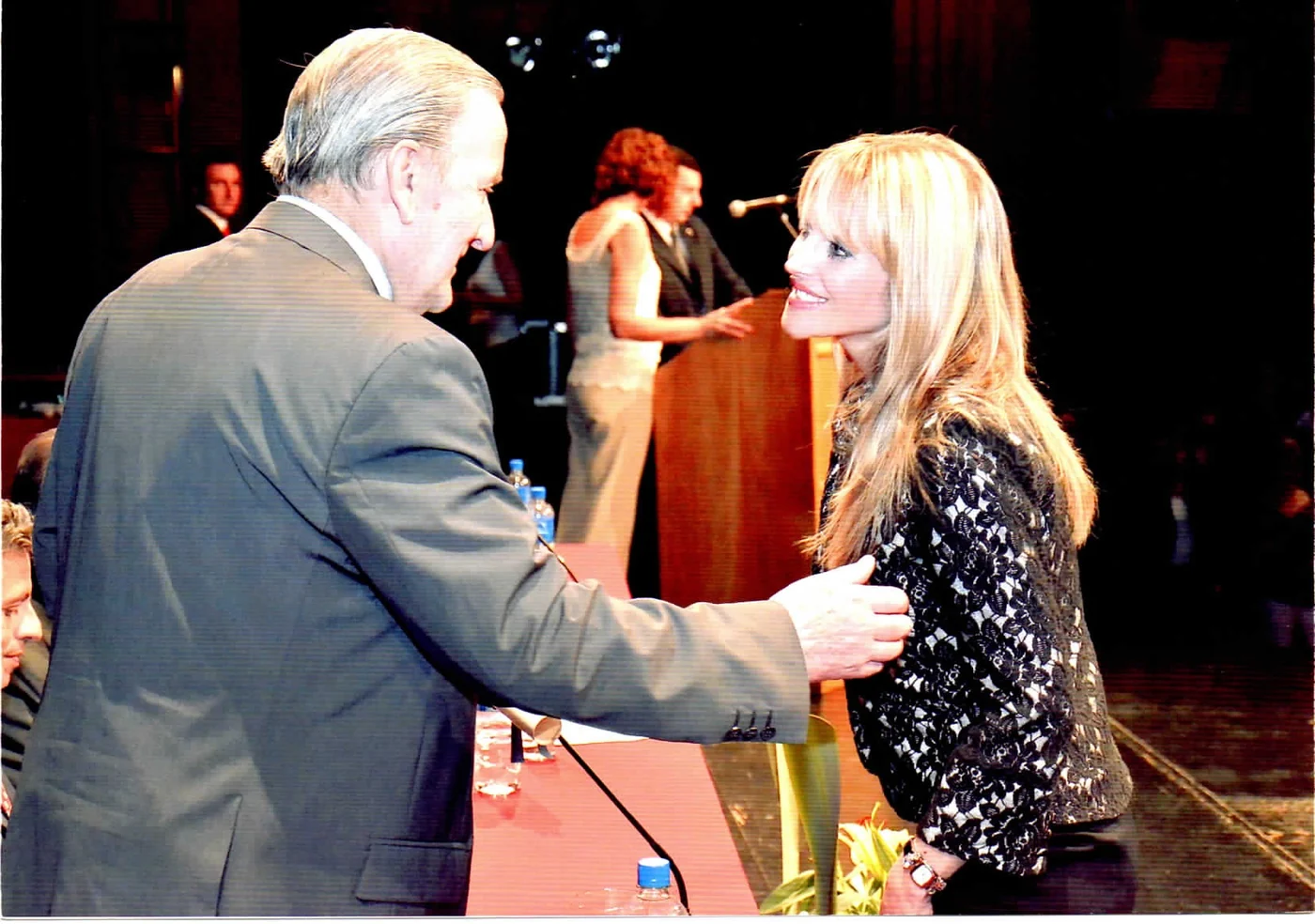 La Dra. Galia Rossi recibiendo su distinción en el acto de colación